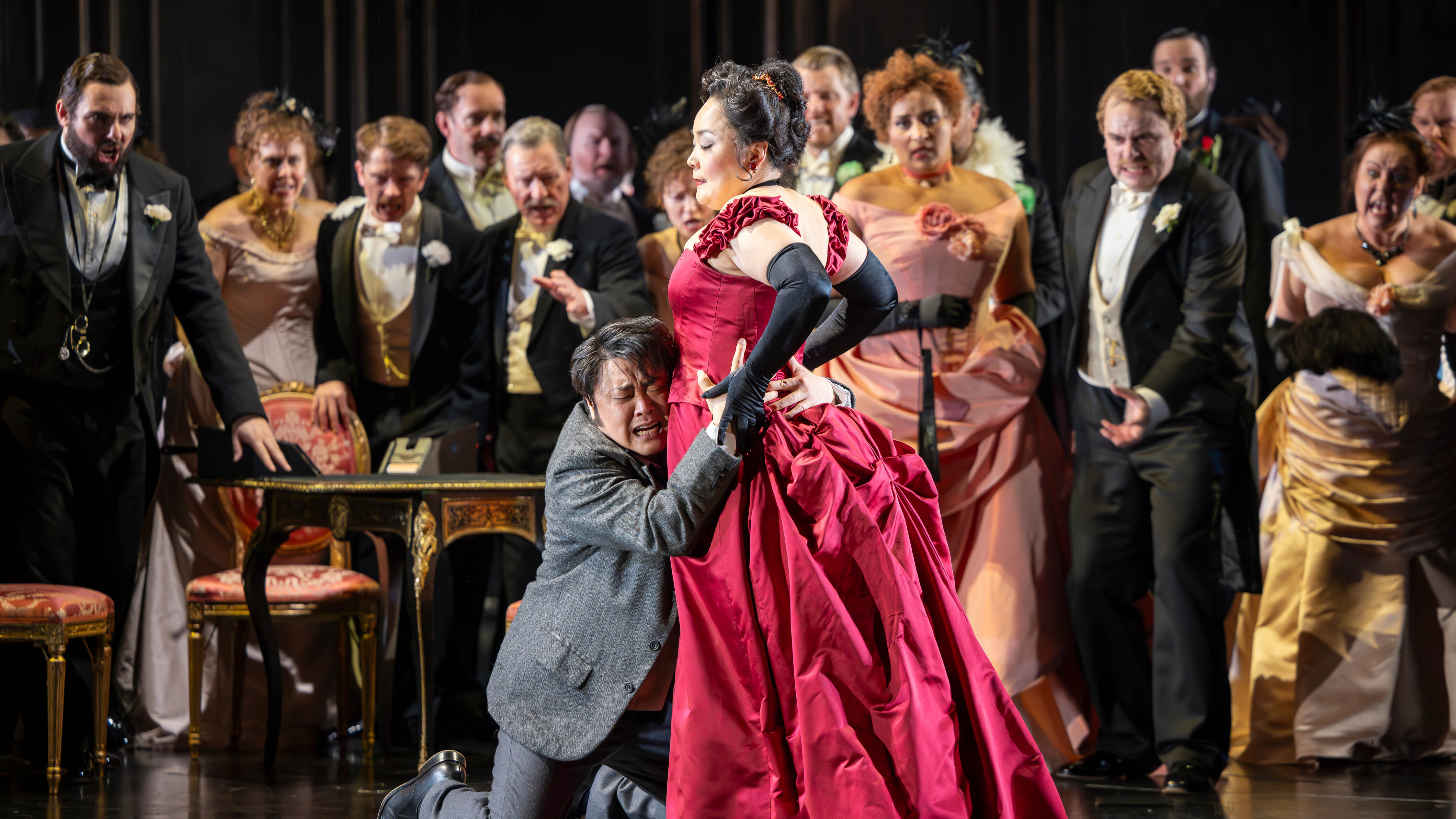 Hye Youn Lee as Violetta Valéry and Ji Min Park as Alfredo Germont in La traviata. Scottish Opera 2024. Credit James Glossop.
