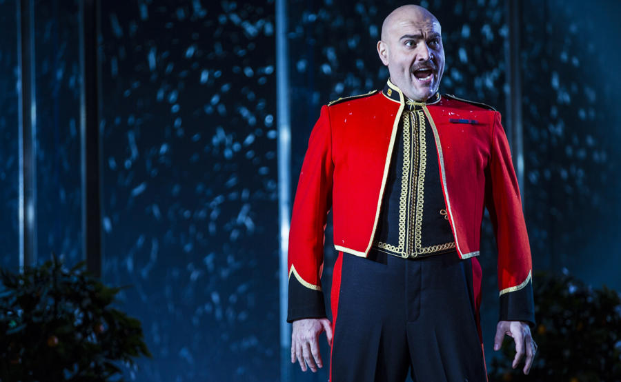Xavier Sabata singing Polinesso in Ariodante, wearing a red military jacket