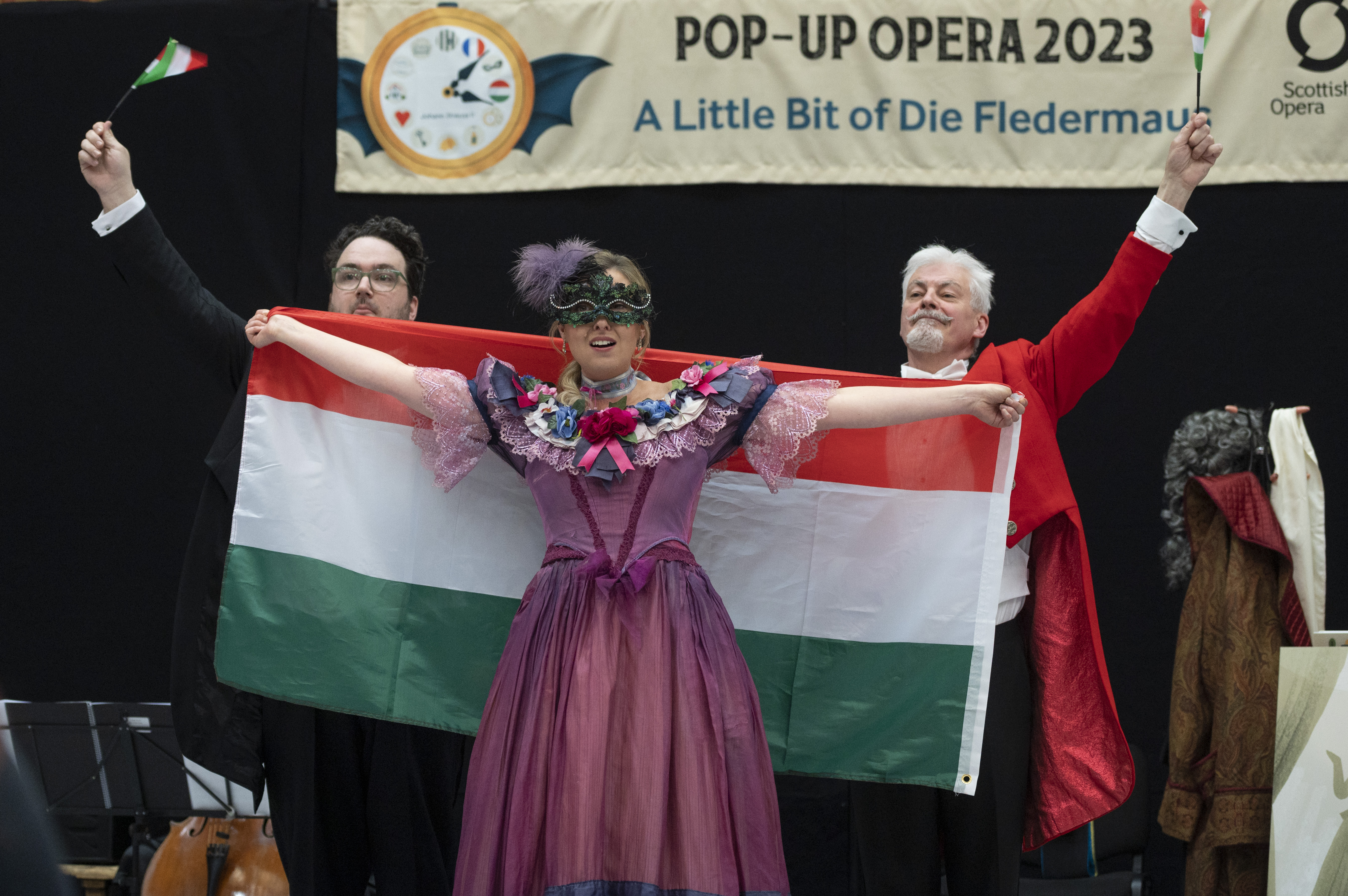 Andrew McTaggart, Jessica Leary and Allan Dunn in the Pop-up Opera performance of Die Fledermaus. Credit Kirsty Anderson..JPG