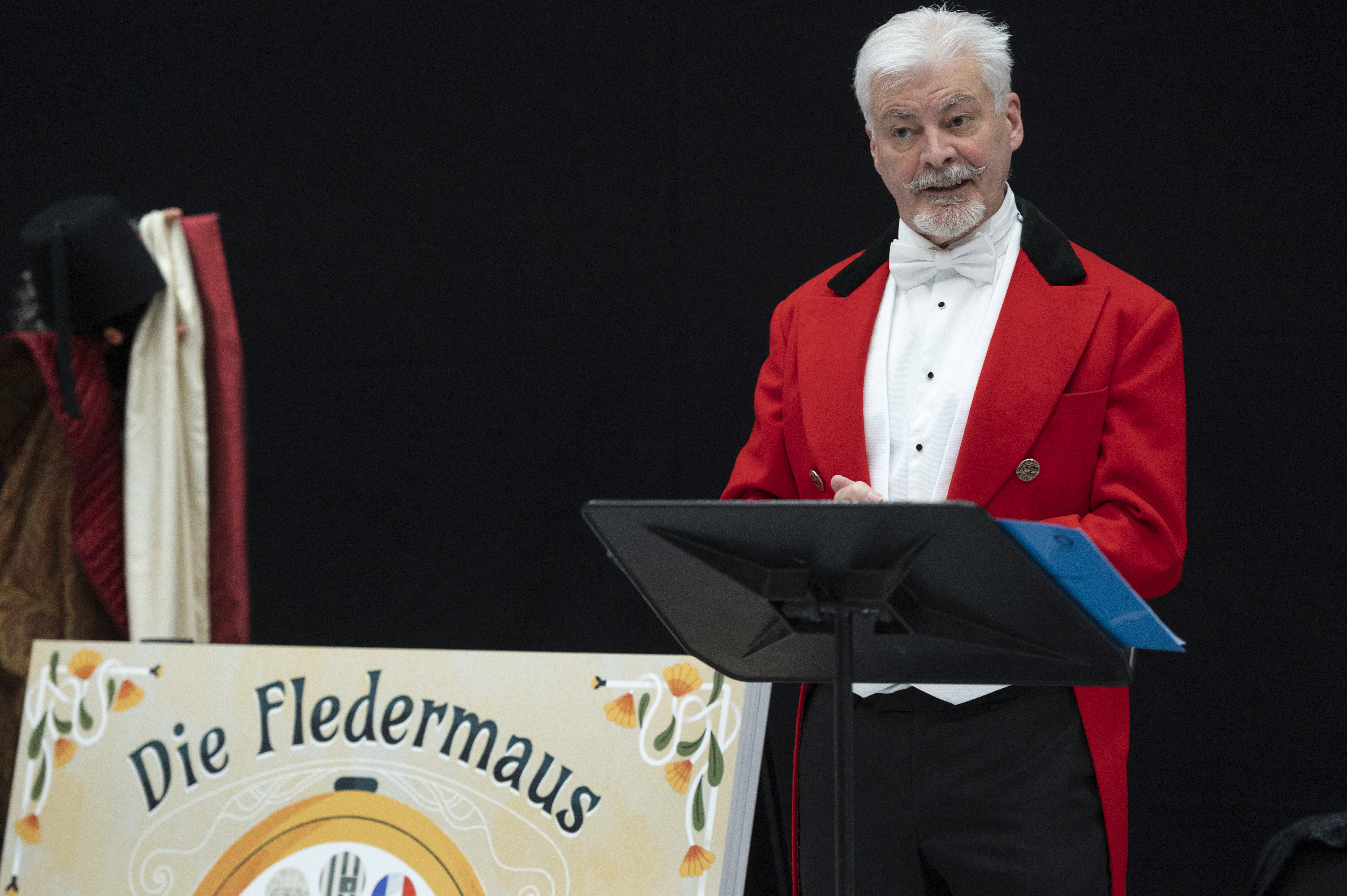 Narrator Allan Dunn in Scottish Opera's Pop-up Opera performance of Die Fledermaus. Credit Kirsty Anderson..JPG