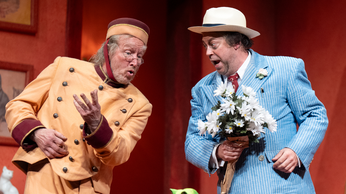 Jonathan Sedgwick (Porter) and David Stout (Don Pasquale) in Don Pasquale. Scottish Opera 2024. Credit Jane Barlow..